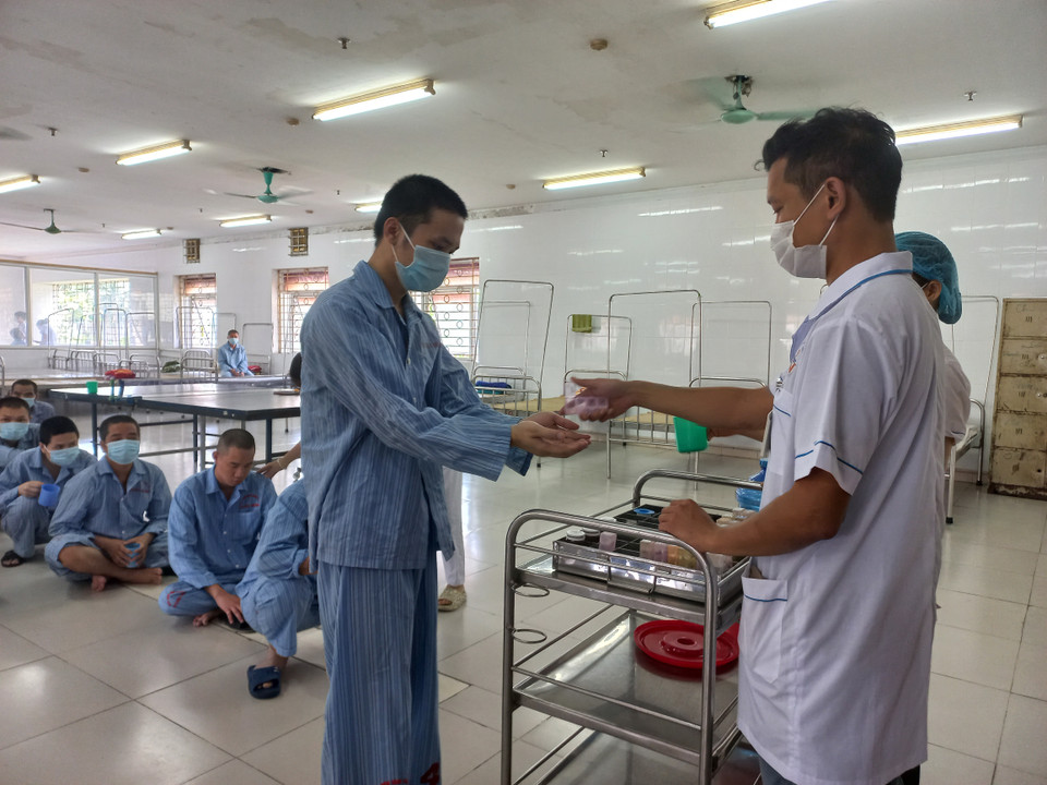 Cấp, phát thuốc cho bệnh nhân tại phòng bệnh. (Ảnh: PV/Vietnam+)