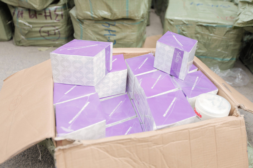 Số mỹ phẩm nay gồm kem bôi da, dầu gội đầu, kem ủ tóc, một số trên vỏ ngoài có chữ Trung Quốc hoặc tiếng Anh, ghi sản phẩm của Đức.(Ảnh: Thành Nguyễn/Vietnam+) 