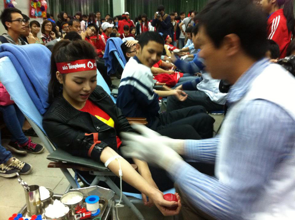 Nguyễn Cao Kỳ Duyên cho biết đây là lần đầu tiên cô tham gia hiến máu tình nguyện. (Ảnh: T.G/Vietnam+)