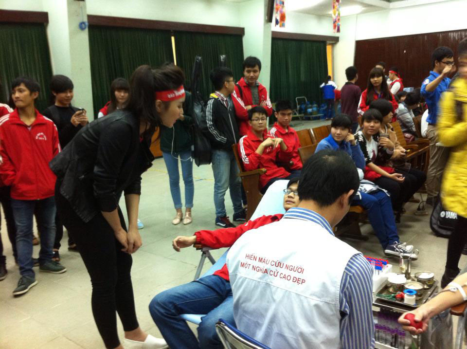 Hoa hậu Kỳ Duyên hỏi thăm các bạn sinh viên tham gia hiến máu. (Ảnh: T.G/Vietnam+)