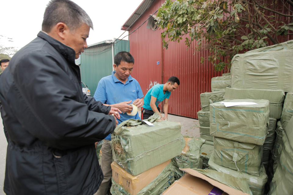 Đây là vụ thu giữ lớn nhất từ trước đến nay đối với mặt hàng hương liệu phụ gia thực phẩm và mỹ phẩm được đưa về Hà Nội tiêu thụ.(Ảnh: Thành Nguyễn/Vietnam+) 