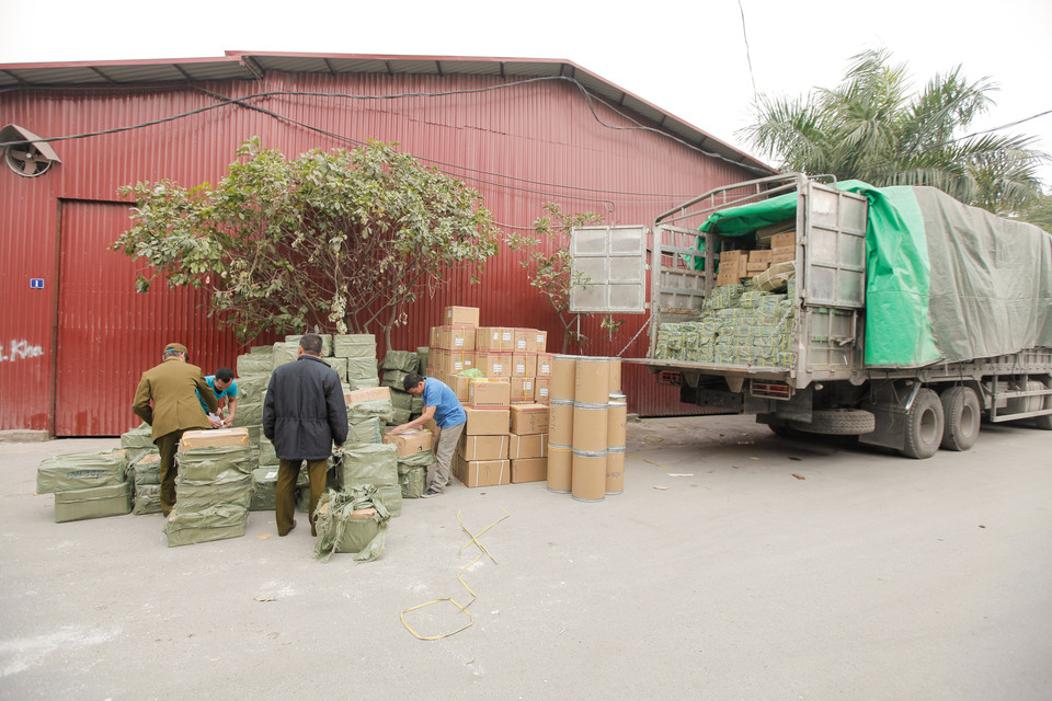 Ông Nguyễn Văn Nhiên, Thanh tra Bộ Y tế cho biết, đây là vụ thu giữ tương đối lớn, một trong những vụ lớn nhất từ trước đến nay liên quan đến hàng lậu, hàng không rõ nguồn gốc về mỹ phẩm và hương liệu thực phẩm.(Ảnh: Thành Nguyễn/Vietnam+) 