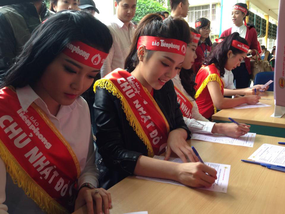 Hoa hậu Nguyễn Cao Kỳ Duyên (phải) và Á hậu 1 Nguyễn Trần Huyền My đăng ký hiến máu nhân đạo. (Ảnh: T.G/Vietnam+)