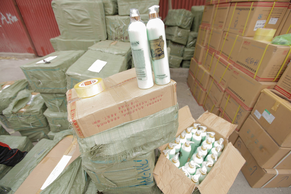 Toàn bộ thùng hàng thu giữ được niêm phong chờ các cơ quan chức năng xác minh xử lý.(Ảnh: Thành Nguyễn/Vietnam+) 