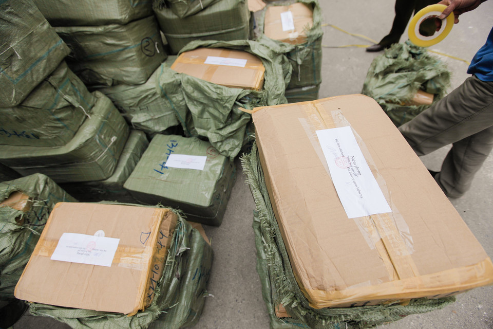 Toàn bộ thùng hàng thu giữ được niêm phong chờ các cơ quan chức năng xác minh xử lý.(Ảnh: Thành Nguyễn/Vietnam+) 