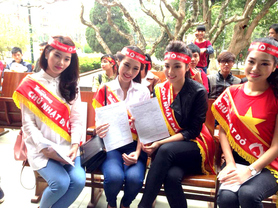 Các người đẹp tham gia hiến máu nhân đạo. (Ảnh: T.G/Vietnam+)