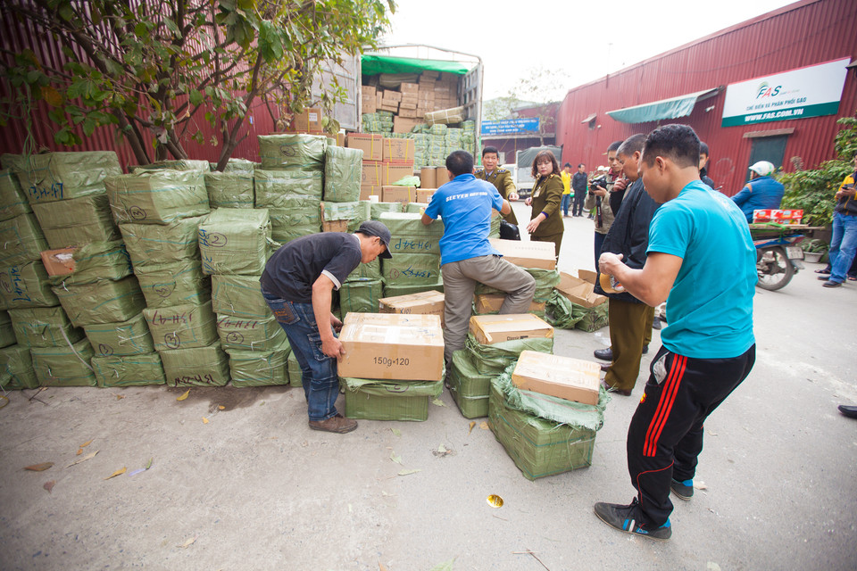 Trên một số bao bì có ghi nguồn gốc của Trung Quốc. Cơ quan chức năng đang làm việc với chủ xe để xác minh chủ và nguồn gốc của hàng, từ đó đưa ra hướng xử lý.(Ảnh: Thành Nguyễn/Vietnam+) 