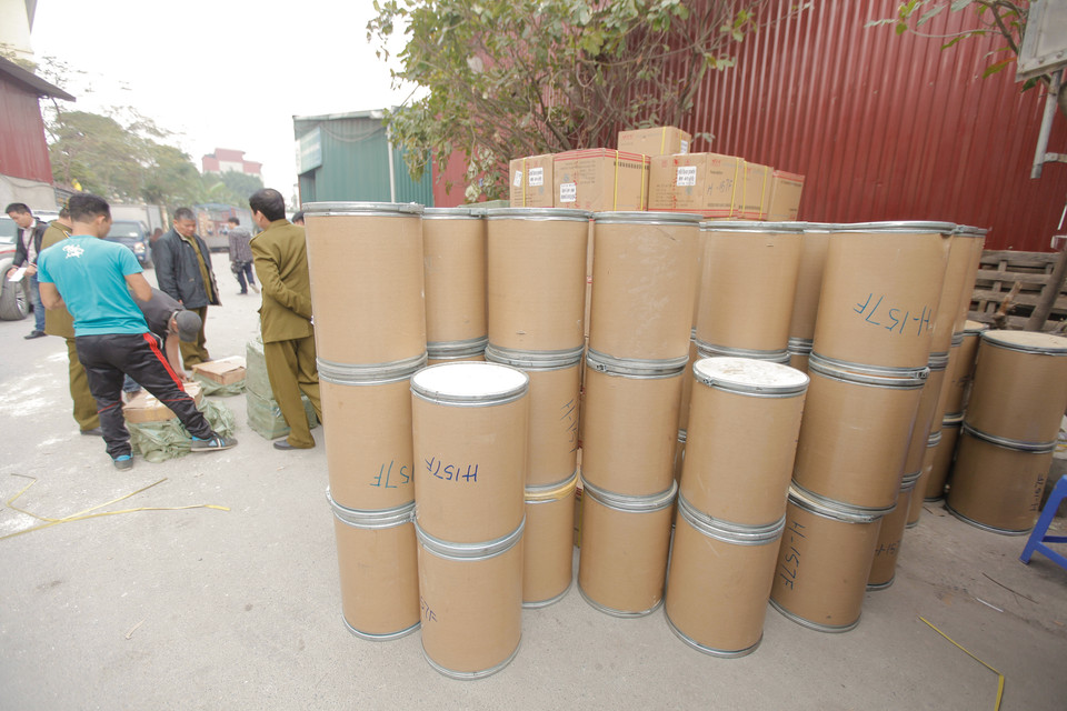  Đặc biệt, có nhiều thùng lớn đựng hương liệu màu nâu, có mùi thơm nhưng chưa rõ là sản phẩm gì.(Ảnh: Thành Nguyễn/Vietnam+) 