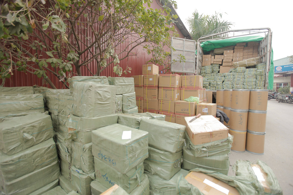 Cơ quan chức năng đang kiểm đếm cụ thể, ước tính có khoảng 4 tấn mỹ phẩm, 3 tấn hương liệu thực phẩm. Lô hàng này không có xuất xứ cụ thể, vi phạm nhãn mác.(Ảnh: Thành Nguyễn/Vietnam+) 