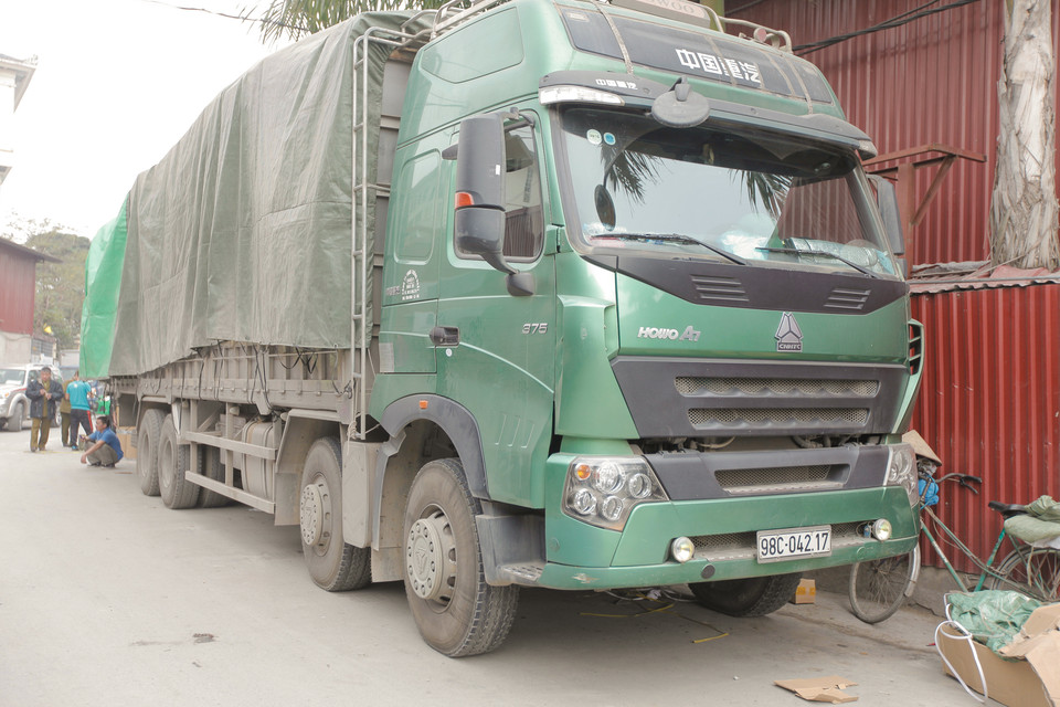 Ông Chu Xuân Kiên, Chi cục trưởng Chi cục Quản lý thị trường Hà Nội cho biết, xe hàng biển số 98C 04217 vừa bị cơ quan chức năng ban chỉ đạo 389 phối hợp bắt giữ. Lô hàng này được cơ quan chức năng theo dõi từ Lạng Sơn.(Ảnh: Thành Nguyễn/Vietnam+) 