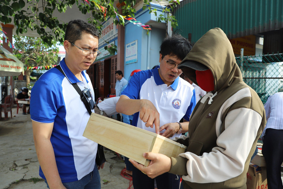 Người dân tại huyện đảo Lý Sơn nhận các tủ thuốc y tế. (Ảnh: PV/Vietnam+)