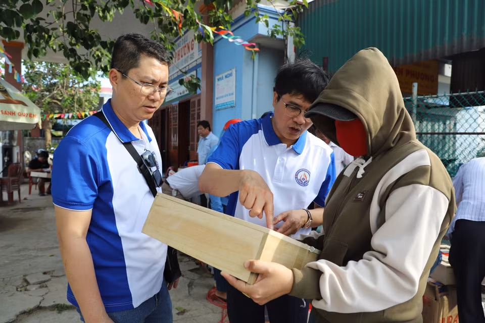 Người dân tại huyện đảo Lý Sơn nhận các tủ thuốc y tế. (Ảnh: PV/Vietnam+)