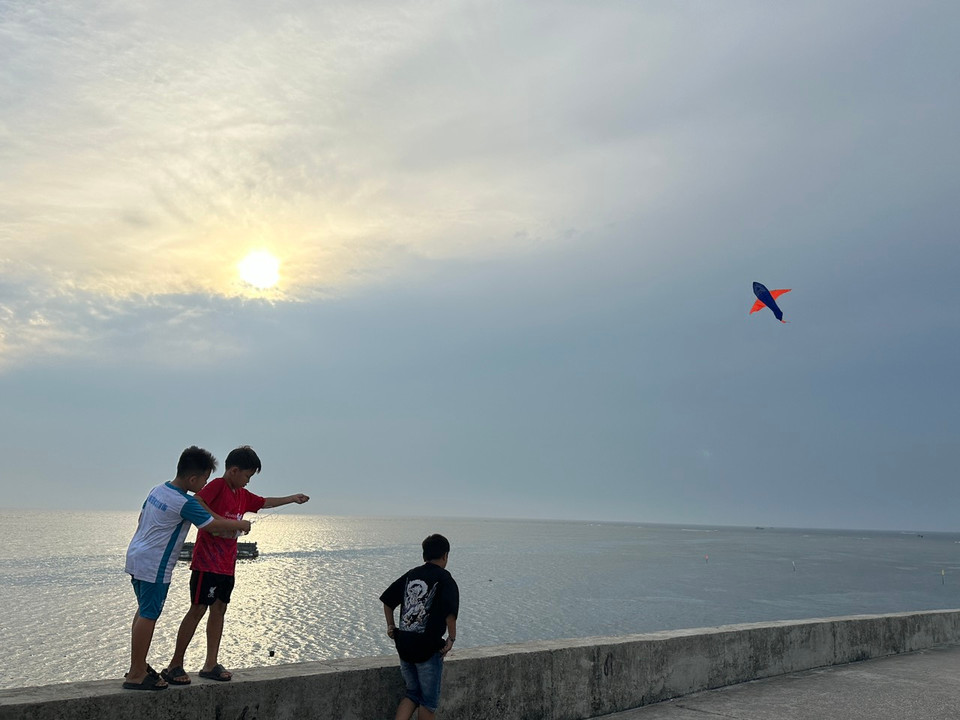 Một bên là biển khơi mênh mông. (Ảnh: PV/Vietnam+)