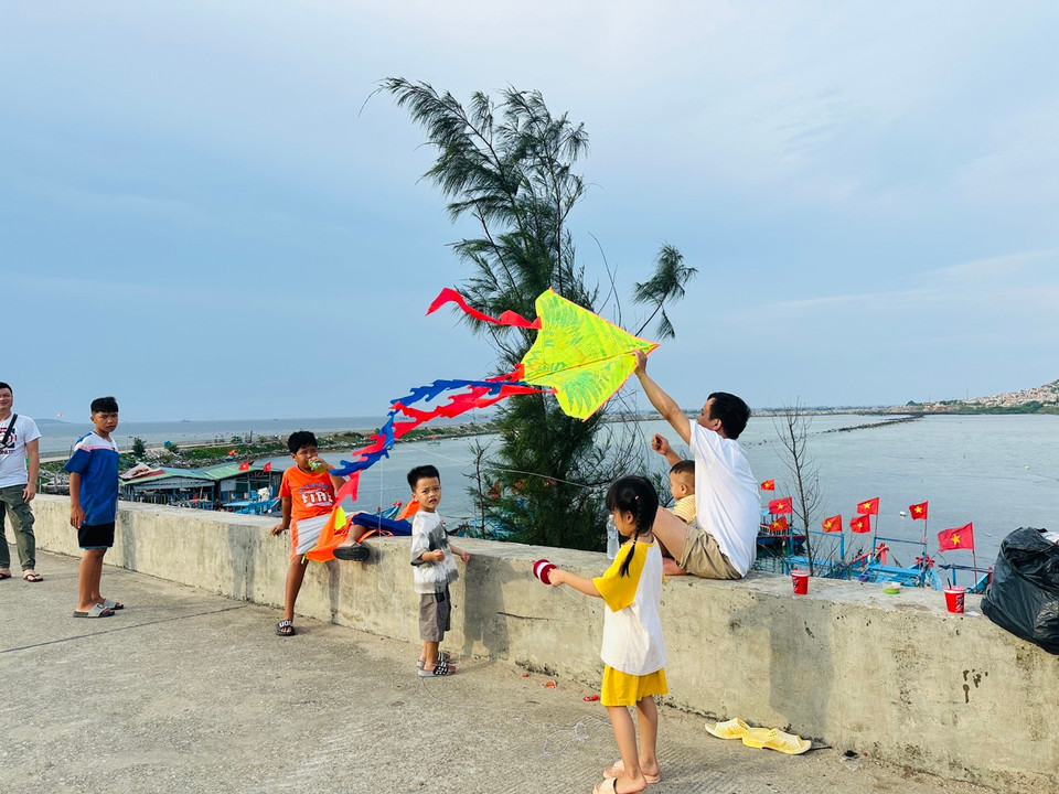 Khu vực thả diều một bên là Cảng neo đậu tàu thuyền. (Ảnh: PV/Vietnam+)