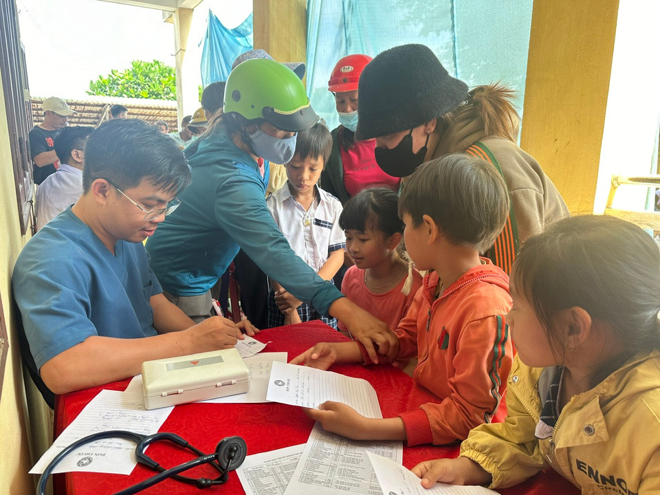 Các bé được bác sĩ kê đơn thuốc. (Ảnh: PV/Vietnam+)