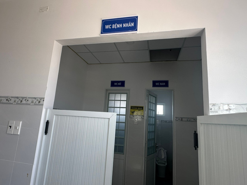 Khu nhà vệ sinh khang trang, sạch sẽ và hiện đại tại Trạm Y tế xã xã Vĩnh Hậu A, huyện Hòa Bình, tỉnh Bạc Liêu. (Ảnh: T.G/Vietnam+)