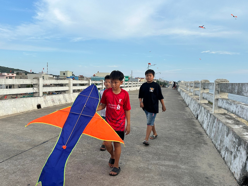 Những em nhỏ trên huyện đảo Lý Sơn với con diều mang đi thả vào mỗi buổi chiều. (Ảnh: PV/Vietnam+)