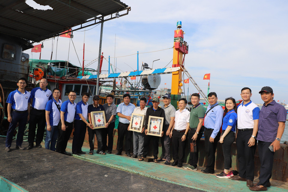Ban Tổ chức Chương trình tặng tủ thuốc y tế cho ngư dân tại huyện đảo Lý Sơn. (Ảnh: PV/Vietnam+)