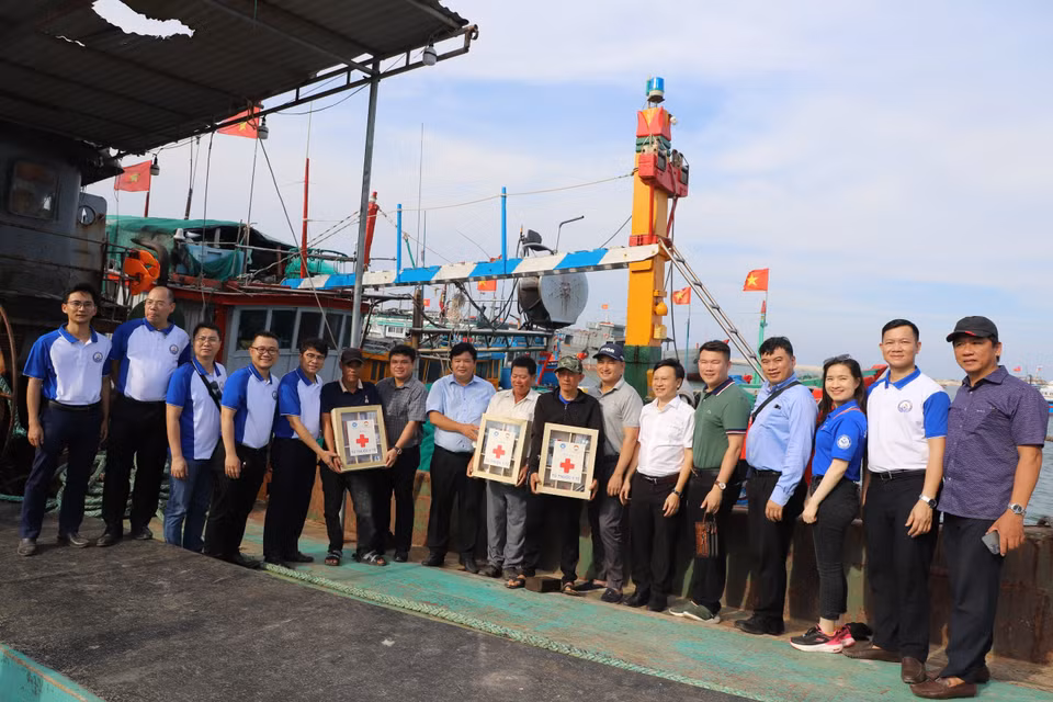 Ban Tổ chức Chương trình tặng tủ thuốc y tế cho ngư dân tại huyện đảo Lý Sơn. (Ảnh: PV/Vietnam+)