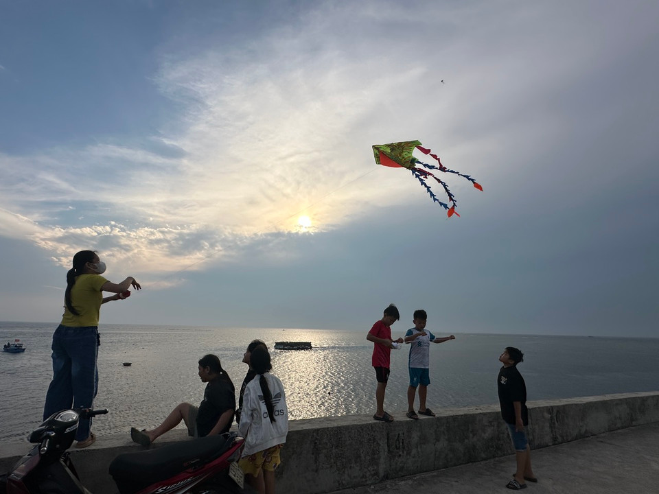 Vào những buổi chiều khi có gió nhiều, tại khu vực con đường ở bến neo đậu tàu thuyền ở huyện đảo Lý Sơn dễ dàng bắt gặp hình ảnh những con diều với đủ hình dạng, chủng loại, màu sắc, tung bay trên bầu trời. (Ảnh: PV/Vietnam+)