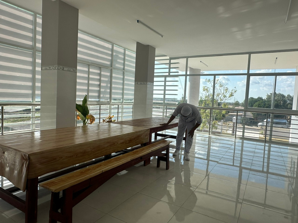 Khu vực bệnh nhân ngồi chờ khám bố trí gọn gàng và thoải mái trên tầng 2 tại Trạm Y tế xã xã Vĩnh Hậu A, huyện Hòa Bình, tỉnh Bạc Liêu. (Ảnh: T.G/Vietnam+)