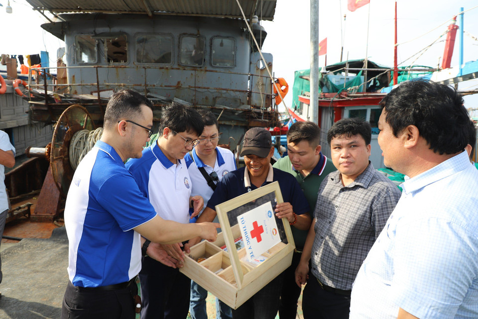 Hướng dẫn ngư dân sử dụng tủ thuốc y tế. (Ảnh: PV/Vietnam+)