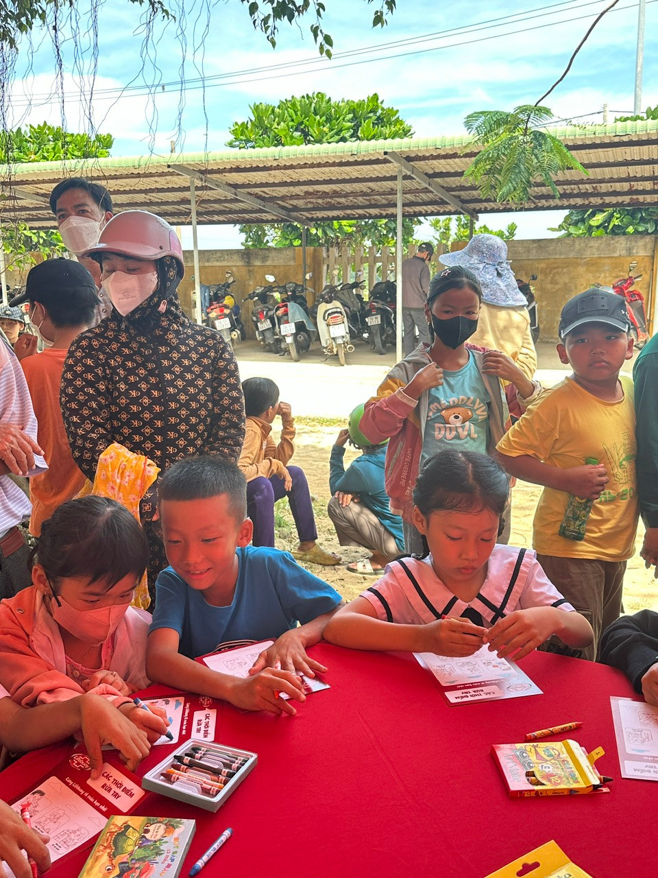Những em nhỏ hào hứng tham gia tô màu. (Ảnh: PV/Vietnam+)