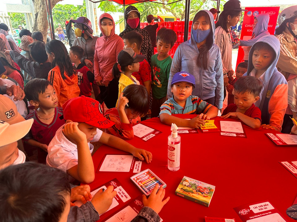 Hàng trăm em nhỏ của huyện đảo Lý Sơn tham gia vào bài tập tô màu các bước rửa tay với xà phòng. (Ảnh: PV/Vietnam+)