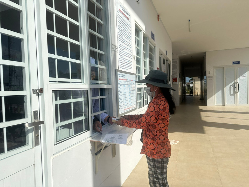 Nhân viên y tế phát thuốc cho người bệnh đến khám tại Trạm Y tế xã Vĩnh Hậu A, huyện Hòa Bình, tỉnh Bạc Liêu. (Ảnh: T.G/Vietnam+)