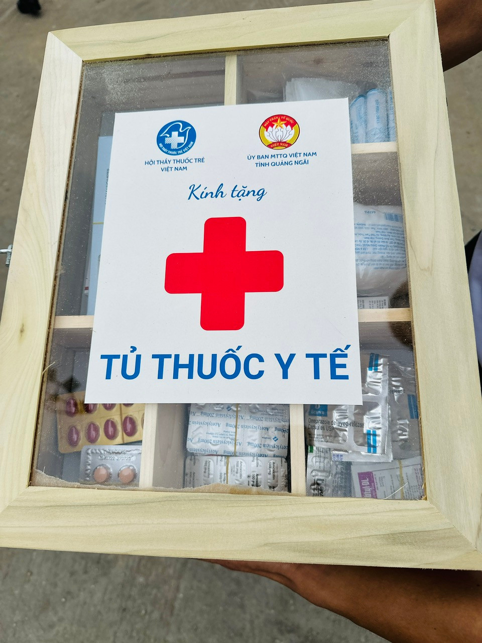 Tủ thuốc gồm nhiều loại thuốc và vật dụng y tế tặng cho các hộ ngư dân đi biển. (Ảnh: PV/Vietnam+)