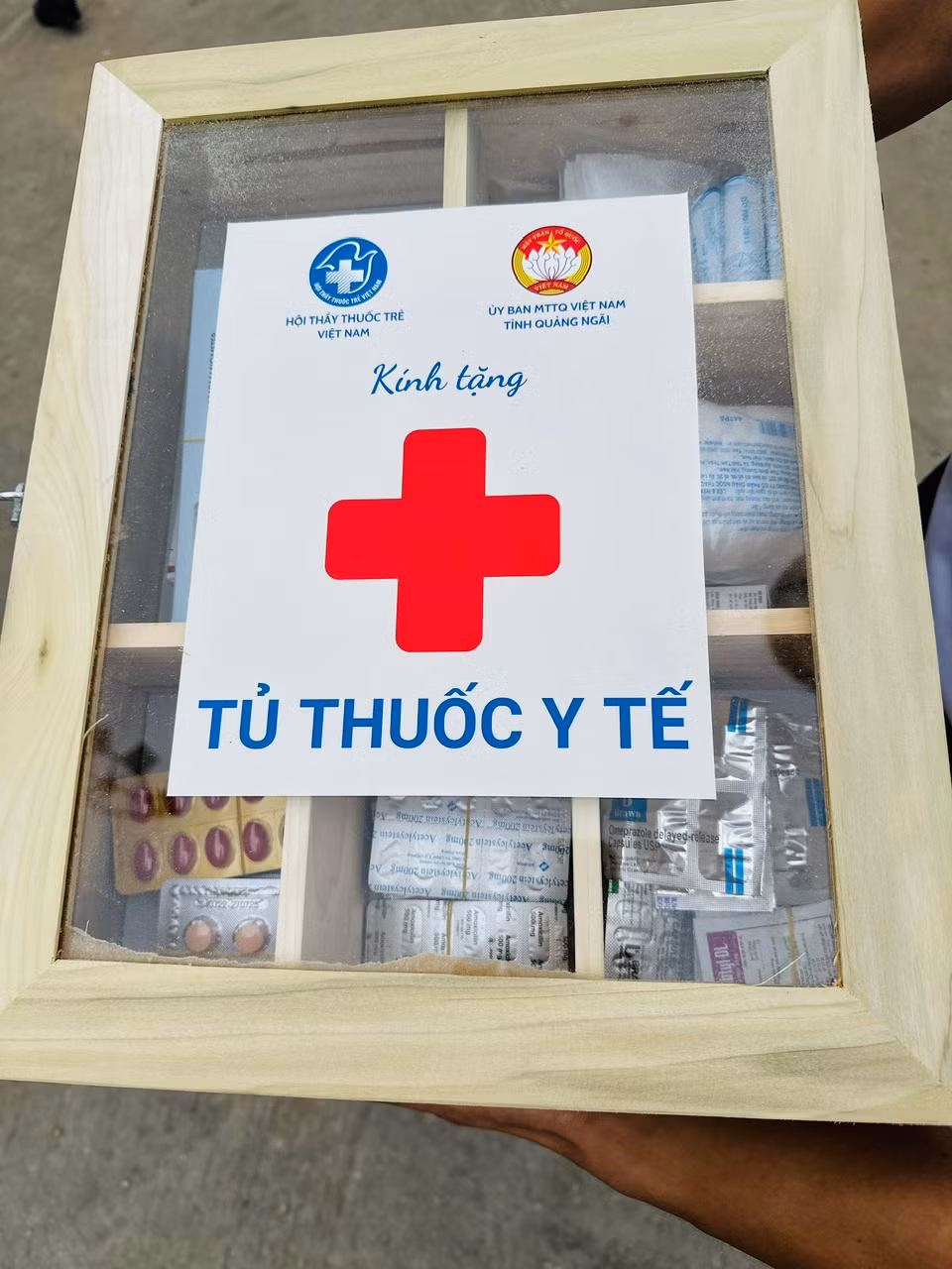Tủ thuốc gồm nhiều loại thuốc và vật dụng y tế tặng cho các hộ ngư dân đi biển. (Ảnh: PV/Vietnam+)