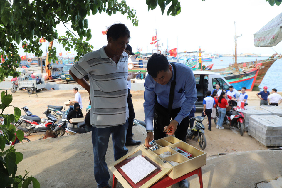 Ngay sau khi trao tặng tủ thuốc, các bác sỹ hướng dẫn chi tiết về các loại thuốc, dụng cụ y tế cho bà con ngư dân. (Ảnh: PV/Vietnam+)