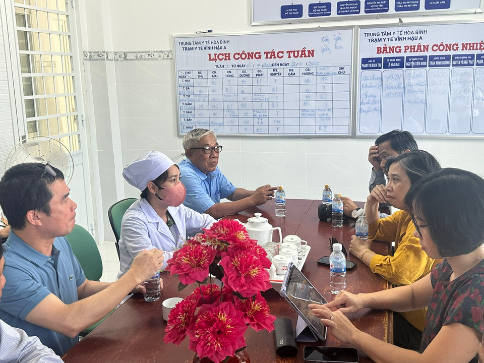 Đoàn công tác có buổi làm việc và đi thăm thực địa tại Trạm Y tế xã Vĩnh Hậu A, huyện Hòa Bình, tỉnh Bạc Liêu. (Ảnh: T.G/Vietnam+)