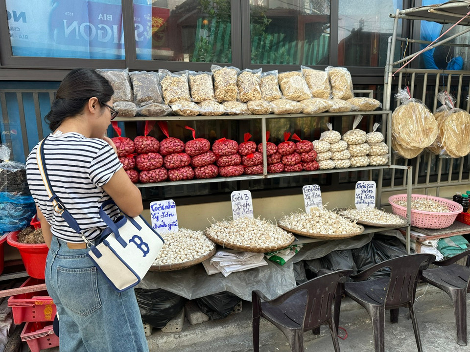 Các quầy hàng của người dân bày bán các sản phẩm hành, tỏi đặc trưng của đảo Lý Sơn. (Ảnh: PV/Vietnam+)