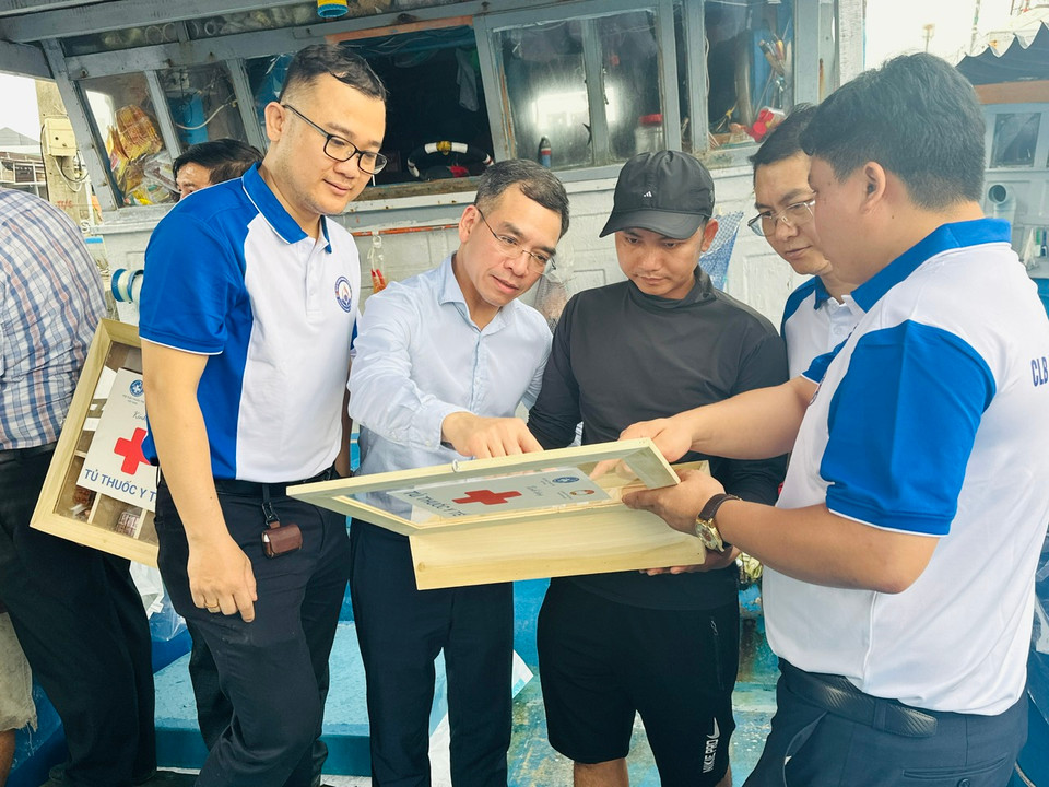 Lãnh đạo Hội Thầy thuốc trẻ Việt Nam trao tặng tủ thuốc y tế cho ngư dân đi biển xã Bình Hòa, huyện Bình Sơn, tỉnh Quảng Ngãi. (Ảnh: PV/Vietnam+)