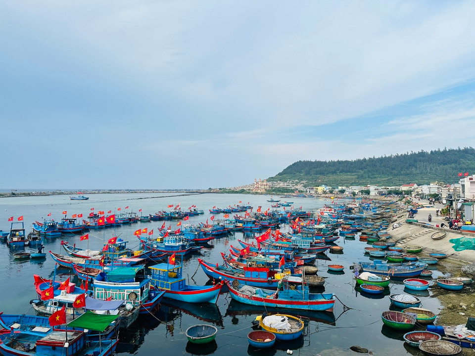 Bến neo đậu tàu thuyền ngay bên con đường trẻ em và người dân hay thả diều. (Ảnh: PV/Vietnam+)