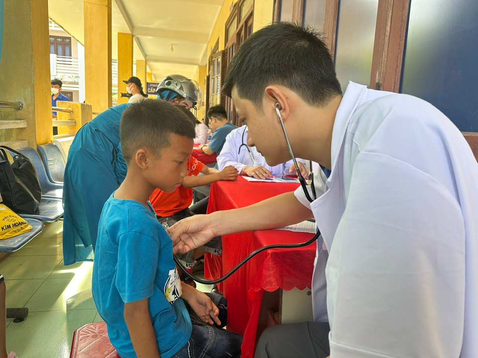 Các bác sĩ đã khám bệnh, tư vấn chăm sóc sức khoẻ cho 200 em nhỏ của huyện đảo Lý Sơn. (Ảnh: PV/Vietnam+)