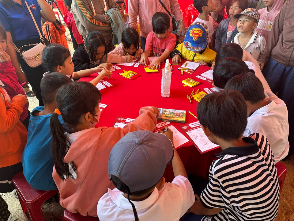 Những bàn và các hộp màu cùng giấy vẽ được các bé hào hứng tham gia. (Ảnh: PV/Vietnam+)