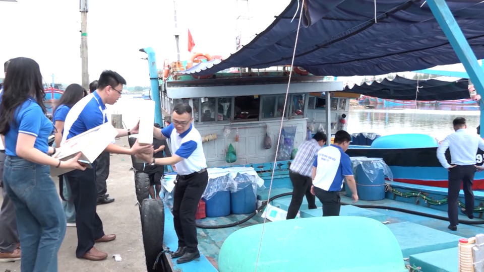 Trong tủ thuốc y tế có những vật dụng cần thiết giúp ngư dân có thể tự chăm sóc sức khỏe trong trường hợp ở dài ngày trên biển, không tiếp cận được với các cơ sở y tế. (Ảnh: PV/Vietnam+)