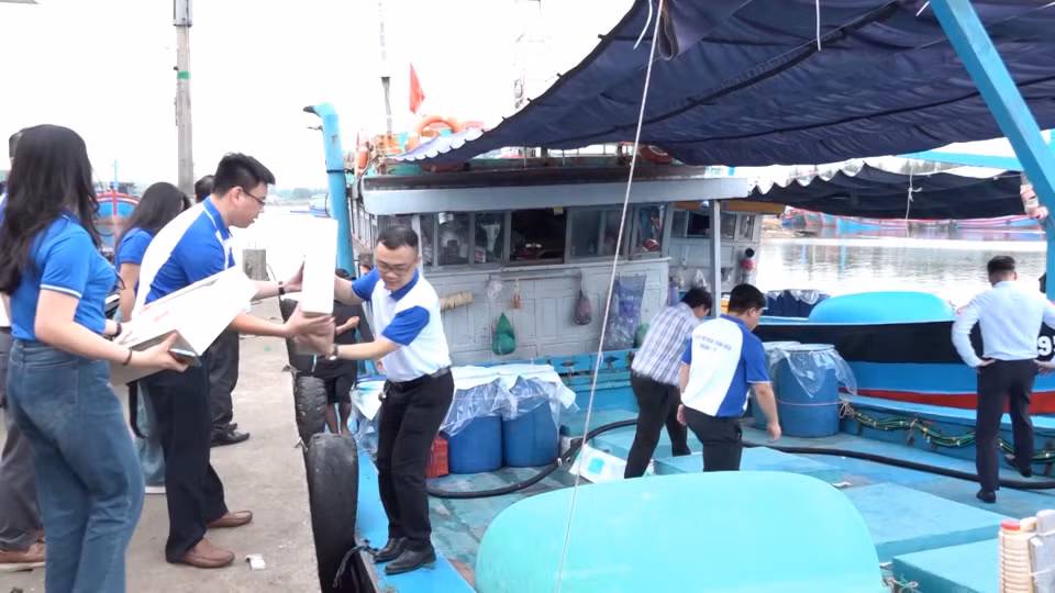 Trong tủ thuốc y tế có những vật dụng cần thiết giúp ngư dân có thể tự chăm sóc sức khỏe trong trường hợp ở dài ngày trên biển, không tiếp cận được với các cơ sở y tế. (Ảnh: PV/Vietnam+)