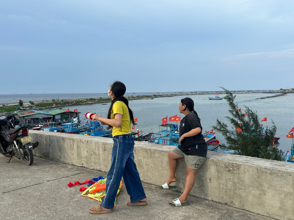 Những bé gái cũng hào hứng tham gia thả diều. (Ảnh: PV/Vietnam+)