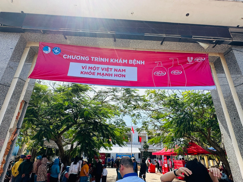 Chương trình “Khám bệnh vì một Việt Nam khỏe mạnh hơn” do Hội Thầy thuốc trẻ Việt Nam phối hợp với Ủy ban Mặt trận Tổ quốc tỉnh Quảng Ngãi, Ban Chỉ đạo Thanh niên Ngành Y tế và các đơn vị tổ chức với sự tham dự của gần 100 thầy thuốc, cán bộ y từ mọi miền tổ quốc hội tụ để khám chữa bệnh, cấp phát thuốc miễn phí cho người dân tại Lý Sơn. (Ảnh: PV/Vietnam+)