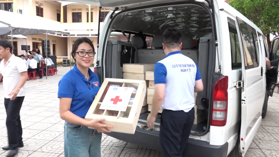 Vừa qua, Hội Thầy thuốc trẻ Việt Nam phối hợp với Ủy ban MTTQ tỉnh Quảng Ngãi, Ban Chỉ đạo Thanh niên ngành Y tế tổ chức tặng 100 tủ thuốc cho ngư dân đi biển xã Bình Hòa và huyện đảo Lý Sơn. Các tủ thuốc được thiết kế để có thể dễ dàng gắn cố định trên tàu, mỗi tủ có đầy đủ các loại thuốc điều trị các bệnh thường gặp và các dụng cụ sơ cứu khẩn cấp. (Ảnh: PV/Vietnam+)