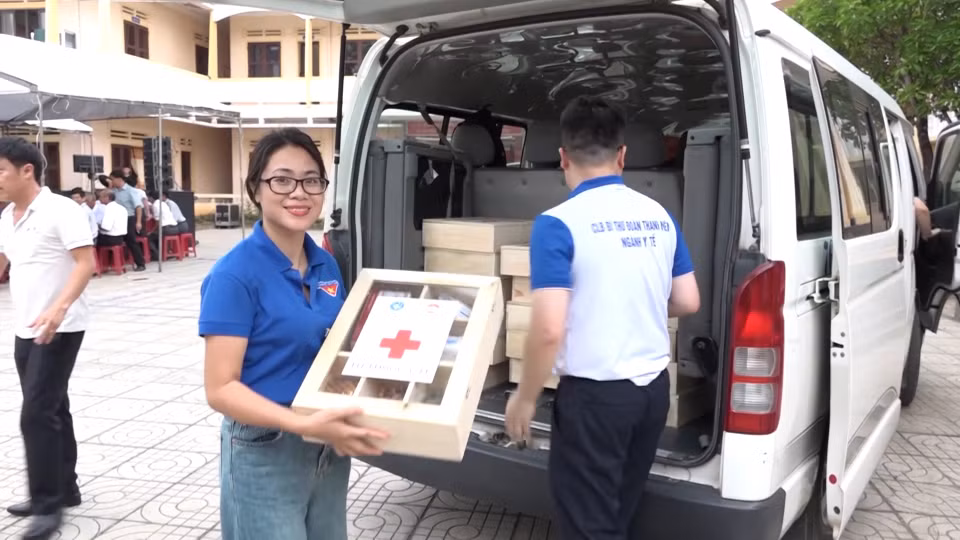 Vừa qua, Hội Thầy thuốc trẻ Việt Nam phối hợp với Ủy ban MTTQ tỉnh Quảng Ngãi, Ban Chỉ đạo Thanh niên ngành Y tế tổ chức tặng 100 tủ thuốc cho ngư dân đi biển xã Bình Hòa và huyện đảo Lý Sơn. Các tủ thuốc được thiết kế để có thể dễ dàng gắn cố định trên tàu, mỗi tủ có đầy đủ các loại thuốc điều trị các bệnh thường gặp và các dụng cụ sơ cứu khẩn cấp. (Ảnh: PV/Vietnam+)