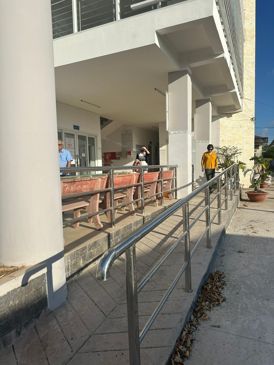 Quy mô của các trạm y tế được xây dựng theo thiết kế một tầng trệt, một tầng lầu bao gồm 16 phòng và các hạng mục phụ trợ. Khu cầu thang dành cho người khuyết tật tại Trạm y tế xã xã Vĩnh Hậu A được xây mới hợp lý. (Ảnh: T.G/Vietnam+)