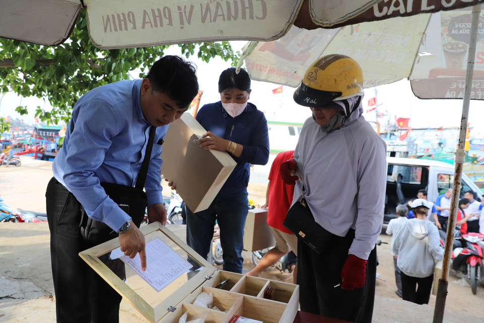 Bác sĩ hướng dẫn người dân các loại thuốc có trong tủ thuốc. (Ảnh: PV/Vietnam+)