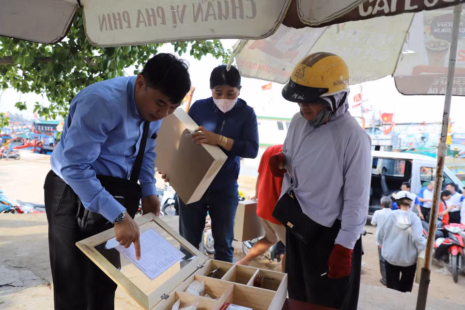 Bác sĩ hướng dẫn người dân các loại thuốc có trong tủ thuốc. (Ảnh: PV/Vietnam+)