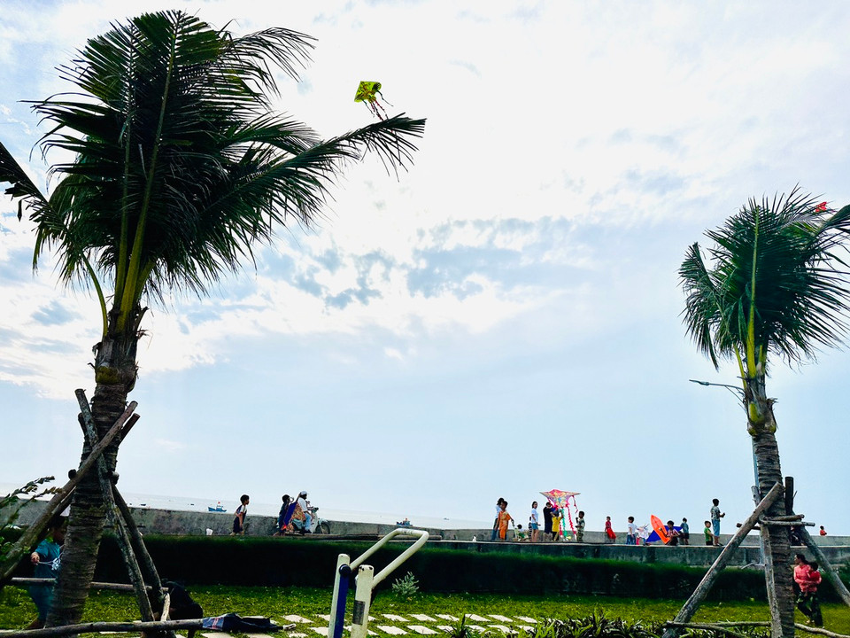 Đảo Lý Sơn thuộc tỉnh Quảng Ngãi, nơi hấp dẫn du khách với khung cảnh biển cả trong xanh, bầu không khí tươi mát. (Ảnh: PV/Vietnam+)