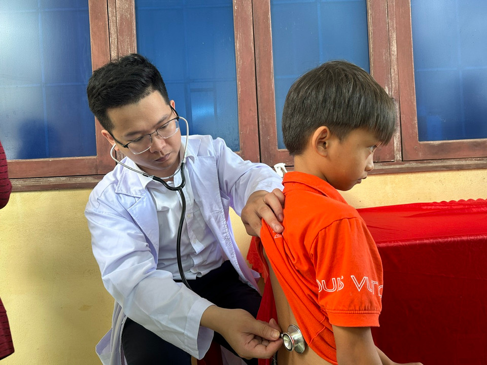 Khám, theo dõi về tim phổi cho một em nhỏ trên đảo Lý Sơn. (Ảnh: PV/Vietnam+)