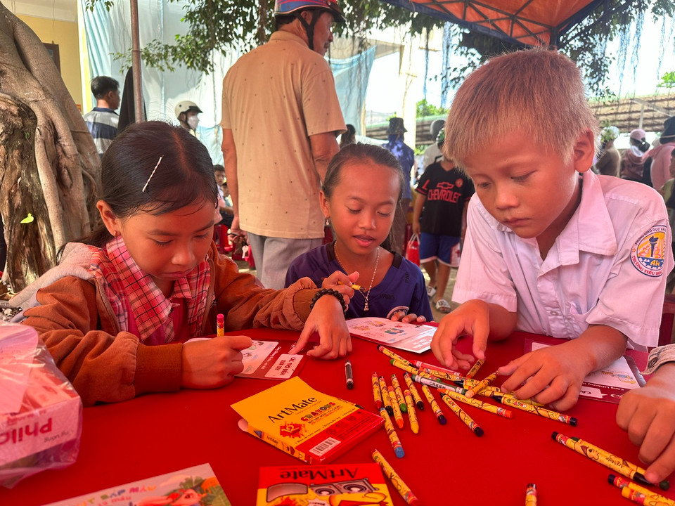 Các em nhỏ trên đảo Lý Sơn với bài tập tô màu các bước hướng dẫn rửa tay với xà phòng. (Ảnh: PV/Vietnam+)